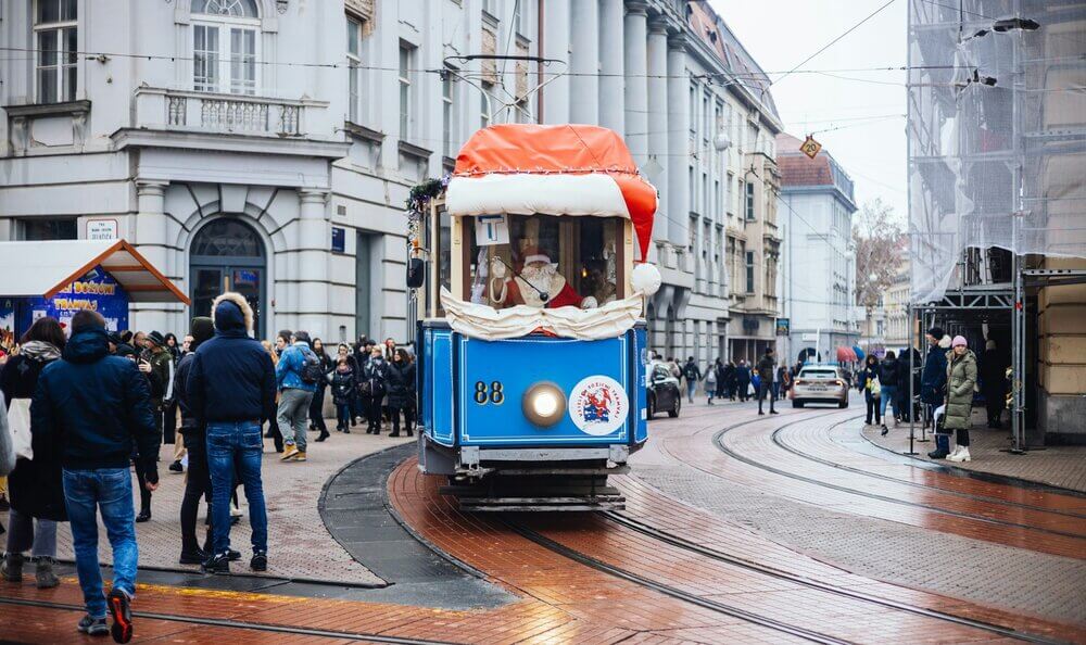 Božićni tramvaj prolazi Praškom ulicom