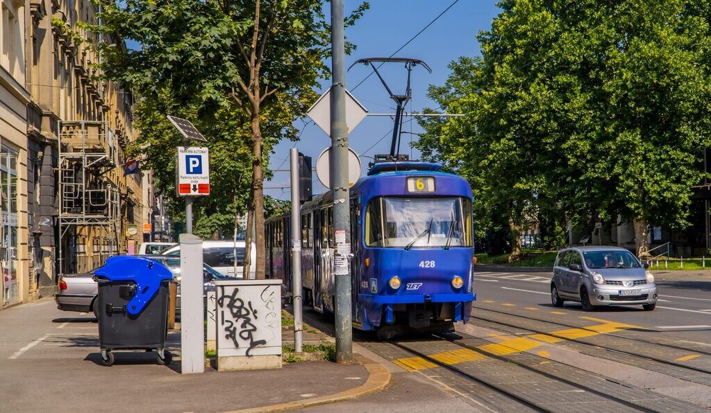 Tramvaj ZET-a vozi po tračnicama po gradu Zagrebu