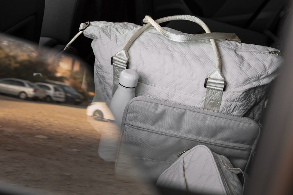 torba s pelenama, bočicom i igračkama