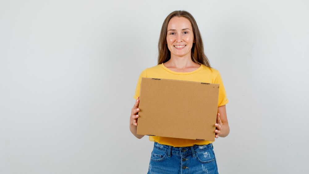 žena drži jednu kutiju